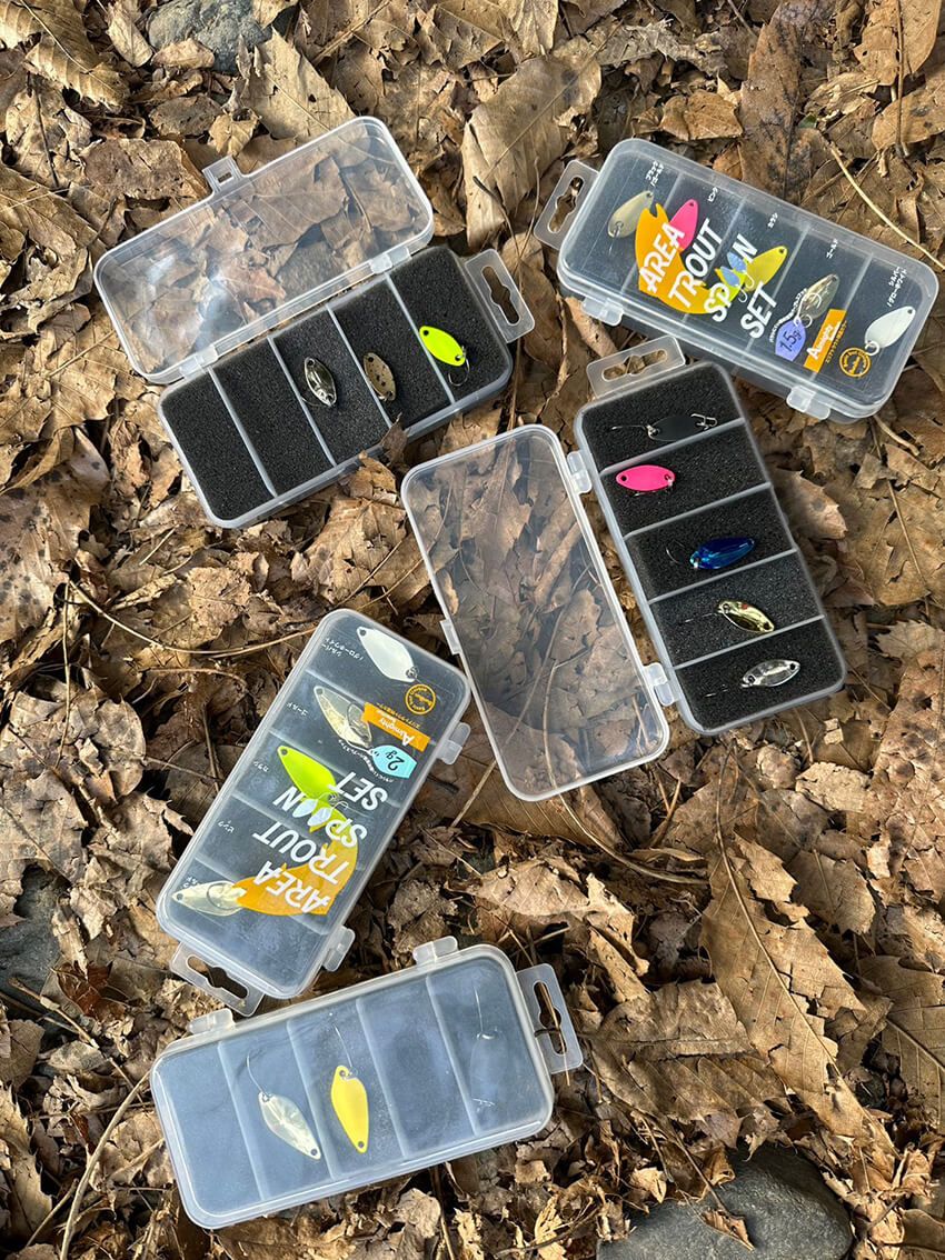 食器のスプーンのような形をしたルアー。キラキラと反射させたりひらひら動かして魚のバイトを誘う。