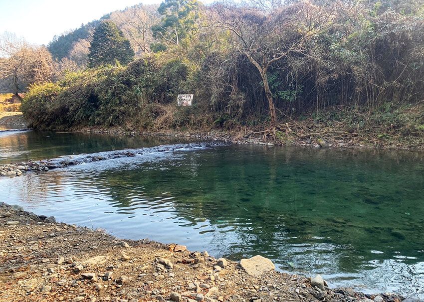 自然を利用した芥川マス釣り場。