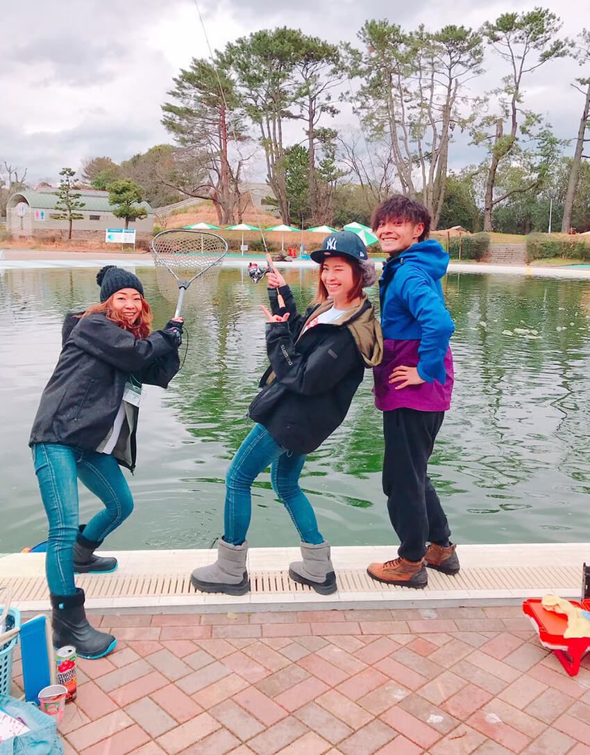 冬の時季でも楽しめるプールを利用した釣り場。