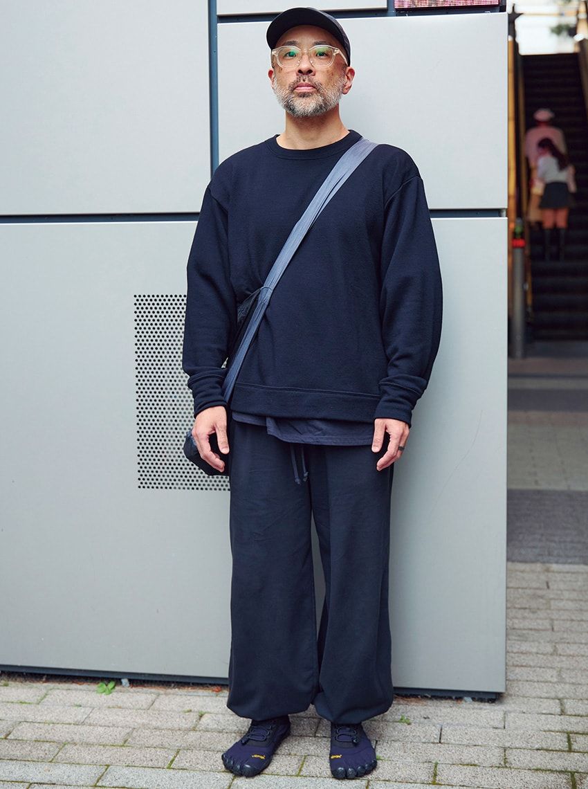 スウェット＝ミッタン　パンツ＝ブディ・ムードラ　靴＝ビブラム ファイブフィンガーズ　帽子＝ニューエラ 