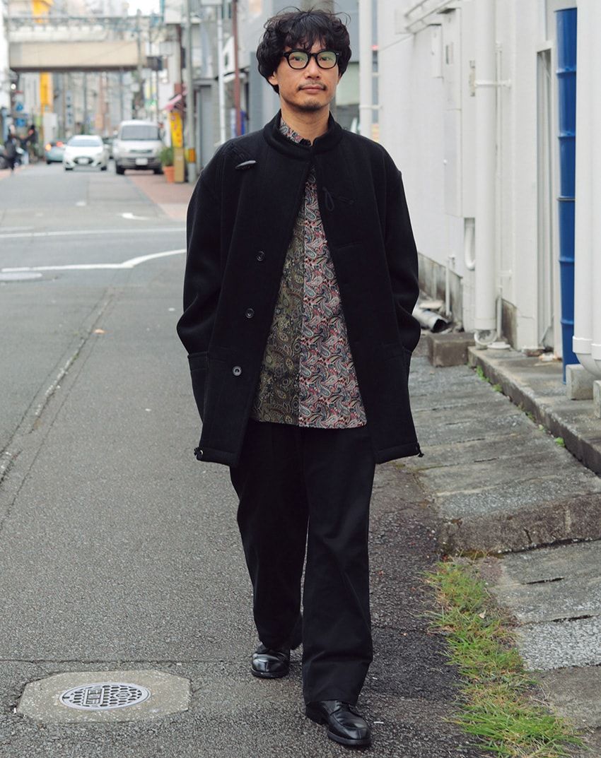 コート＝オーベルジュ　シャツ＝エンジニアド ガーメンツ　パンツ＝ニート