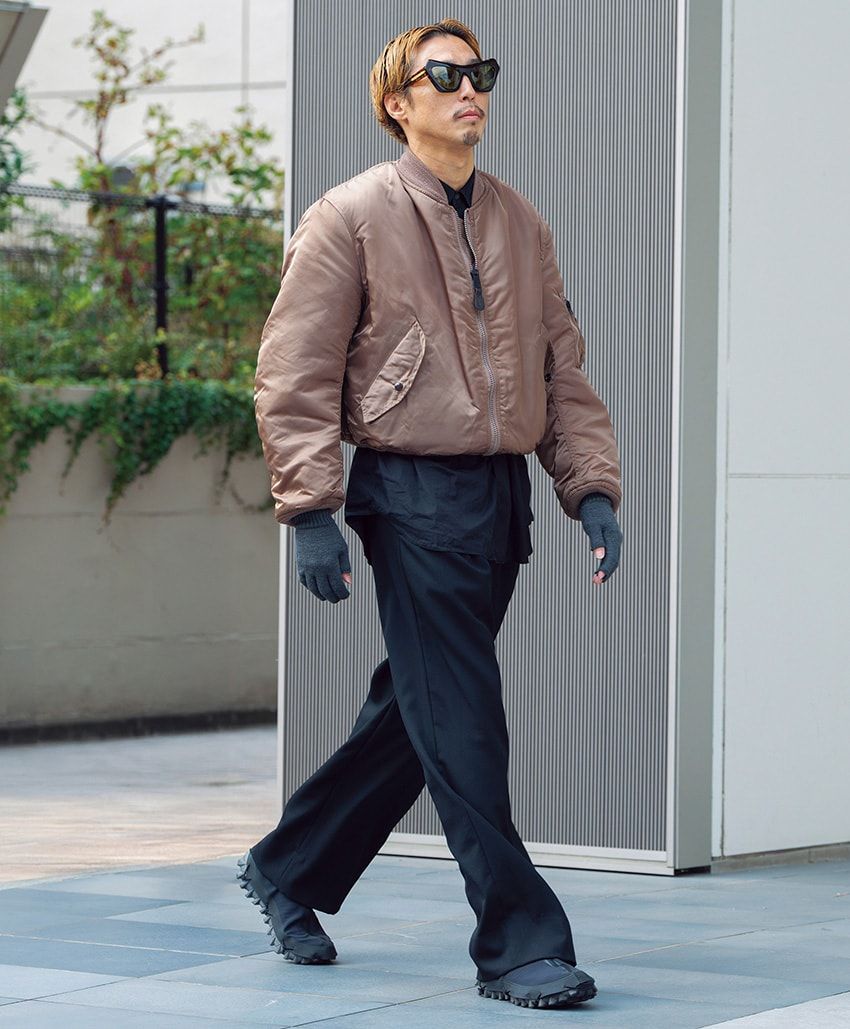 ジャケット＝アルファ インダストリーズ　パンツ＝リーブルメント　スニーカー＝サロモン　サングラス＝マルニ