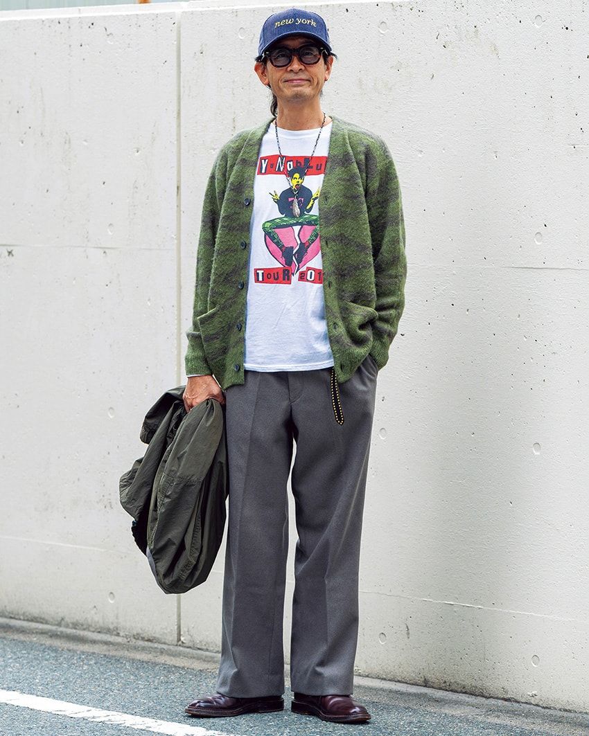 カーディガン、手に持ったコート＝ともにユニフォーム アウトドア スタンダード　パンツ＝古着