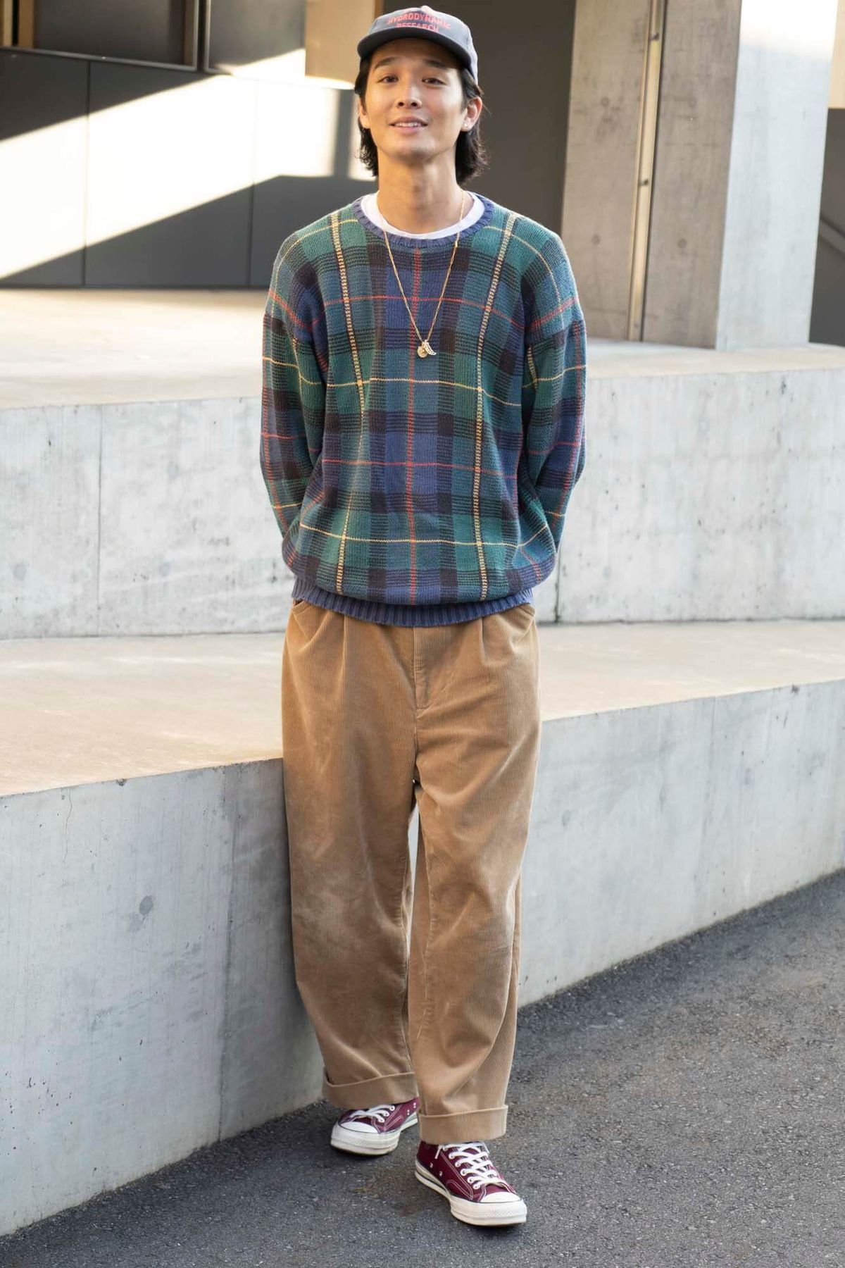 スニーカー＝コンバース　ニット＝古着　パンツ＝ジュンヤ ワタナベ マン　キャップ＝ウエスタン ハイドロダイナミック リサーチ