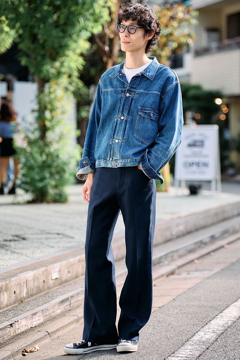 スニーカー＝コンバース　デニムジャケット＝アプレッセ　Tシャツ＝ヘインズ　パンツ＝リーバイス　メガネ＝アイヴァン 7285