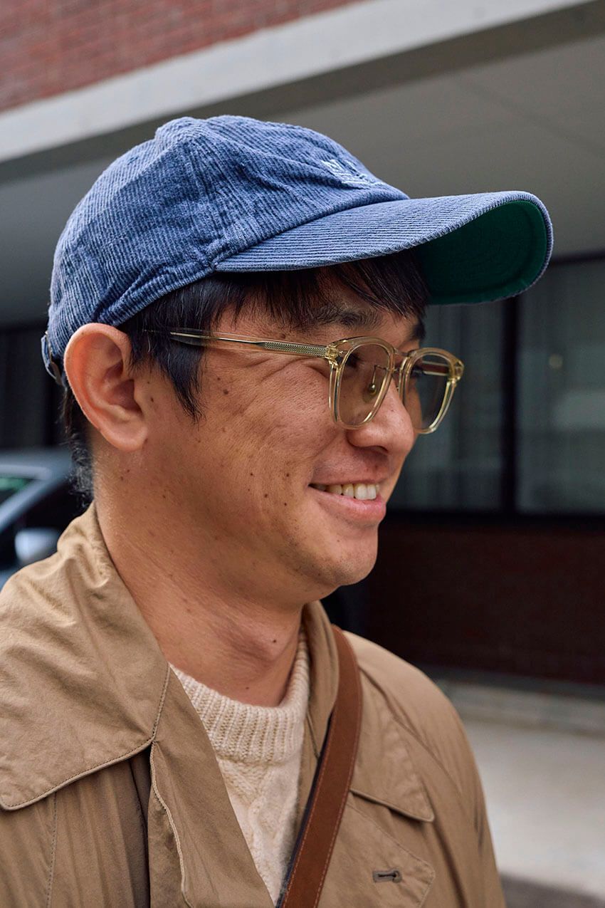 【かっちりアウターが即こなれる】NYカジュアル的“ロングコート × ロゴキャップ”の正解例 - 1枚目の画像