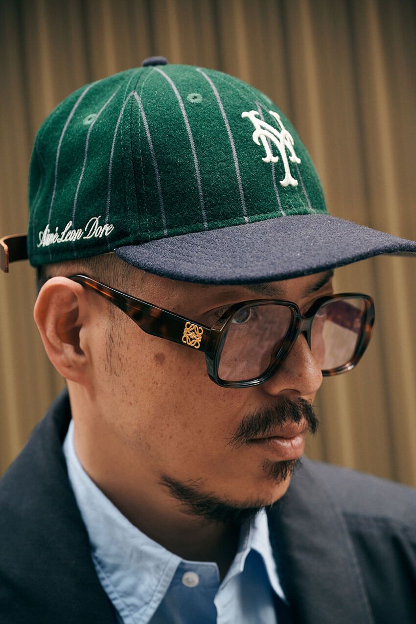 【かっちりアウターが即こなれる】NYカジュアル的“ロングコート × ロゴキャップ”の正解例 - 2枚目の画像