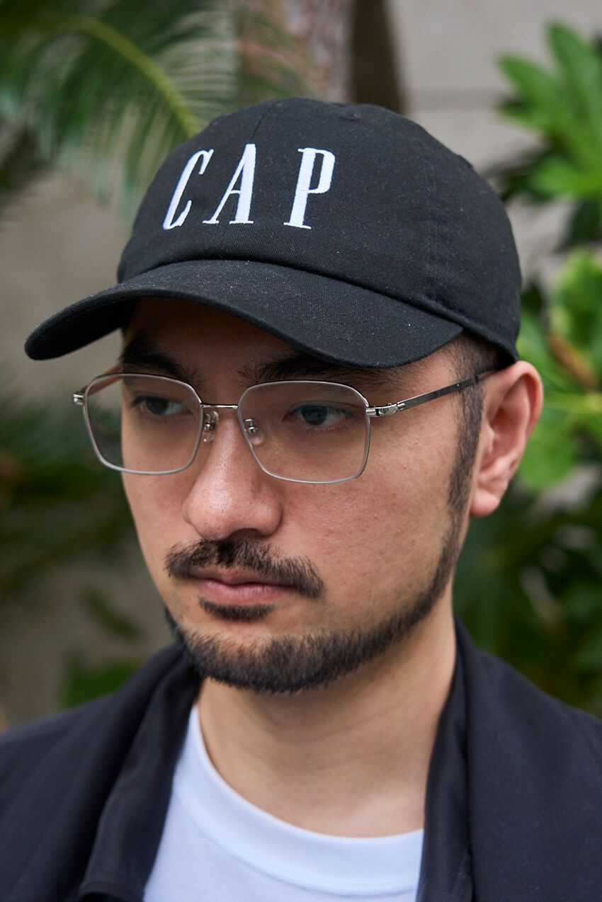 【かっちりアウターが即こなれる】NYカジュアル的“ロングコート × ロゴキャップ”の正解例 - 3枚目の画像