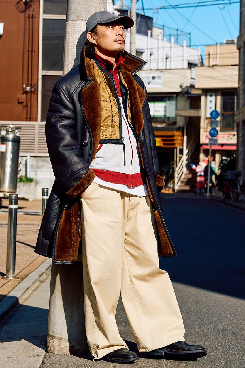 【かっちりアウターが即こなれる】NYカジュアル的“ロングコート × ロゴキャップ”の正解例 - 4枚目の画像