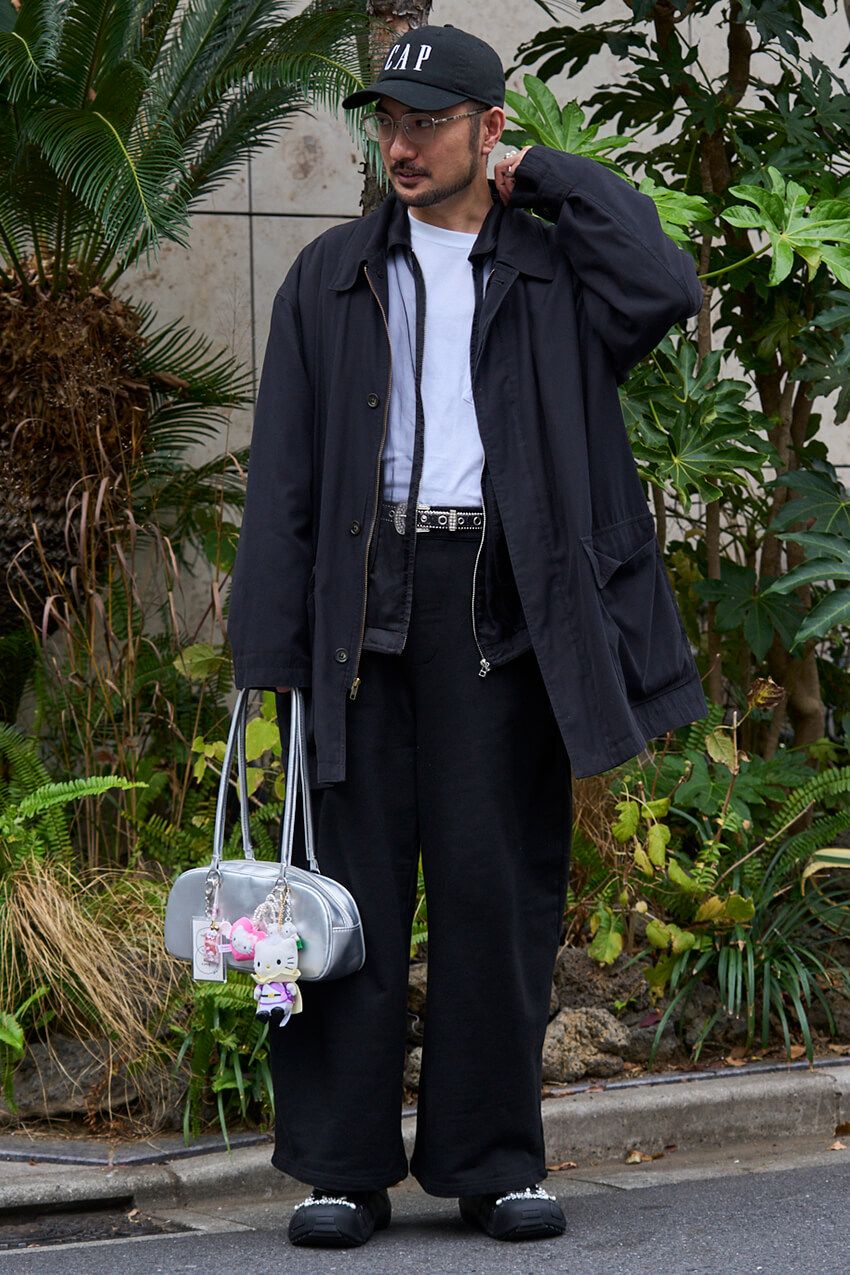 【かっちりアウターが即こなれる】NYカジュアル的“ロングコート × ロゴキャップ”の正解例 - 6枚目の画像