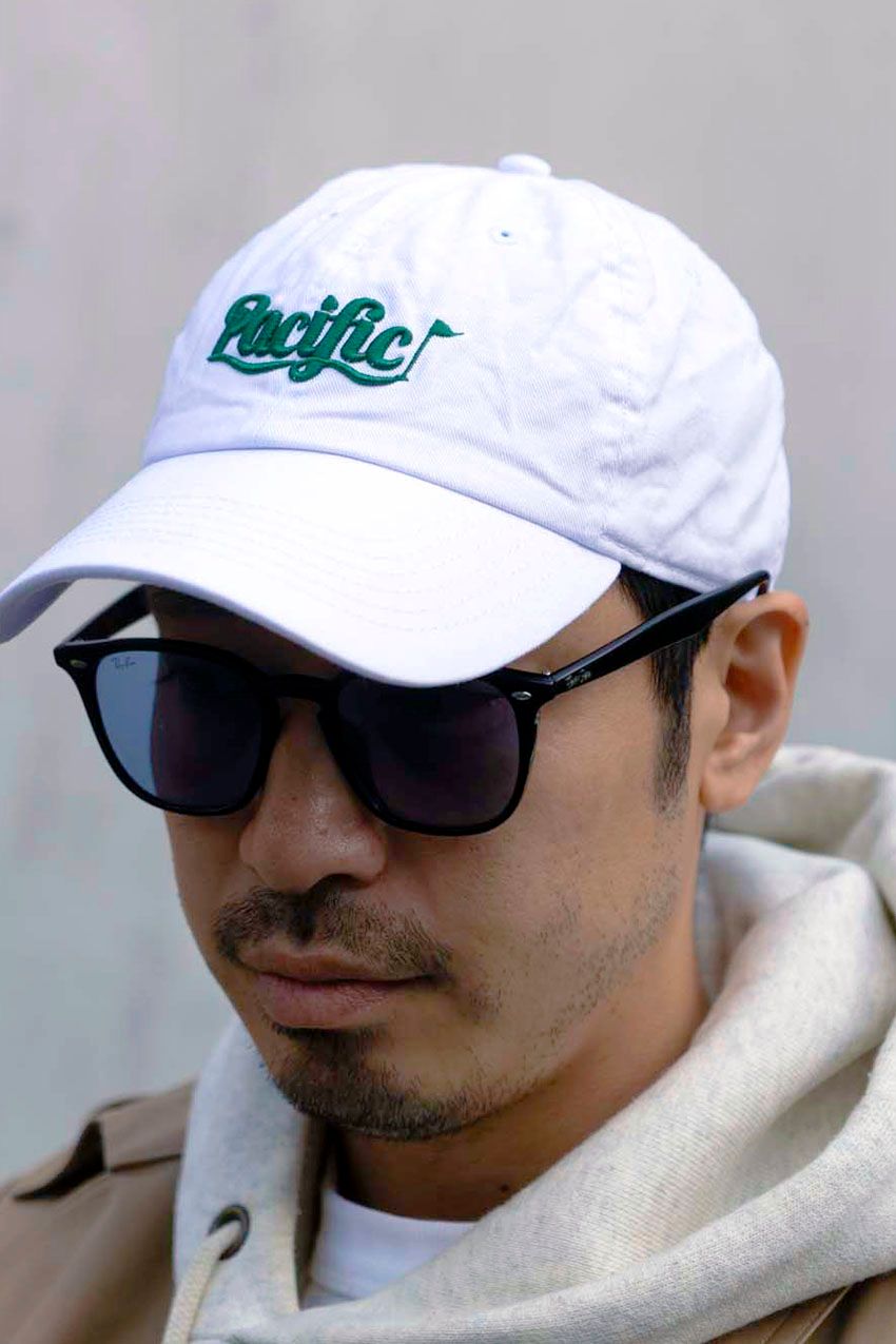 【かっちりアウターが即こなれる】NYカジュアル的“ロングコート × ロゴキャップ”の正解例 - 11枚目の画像