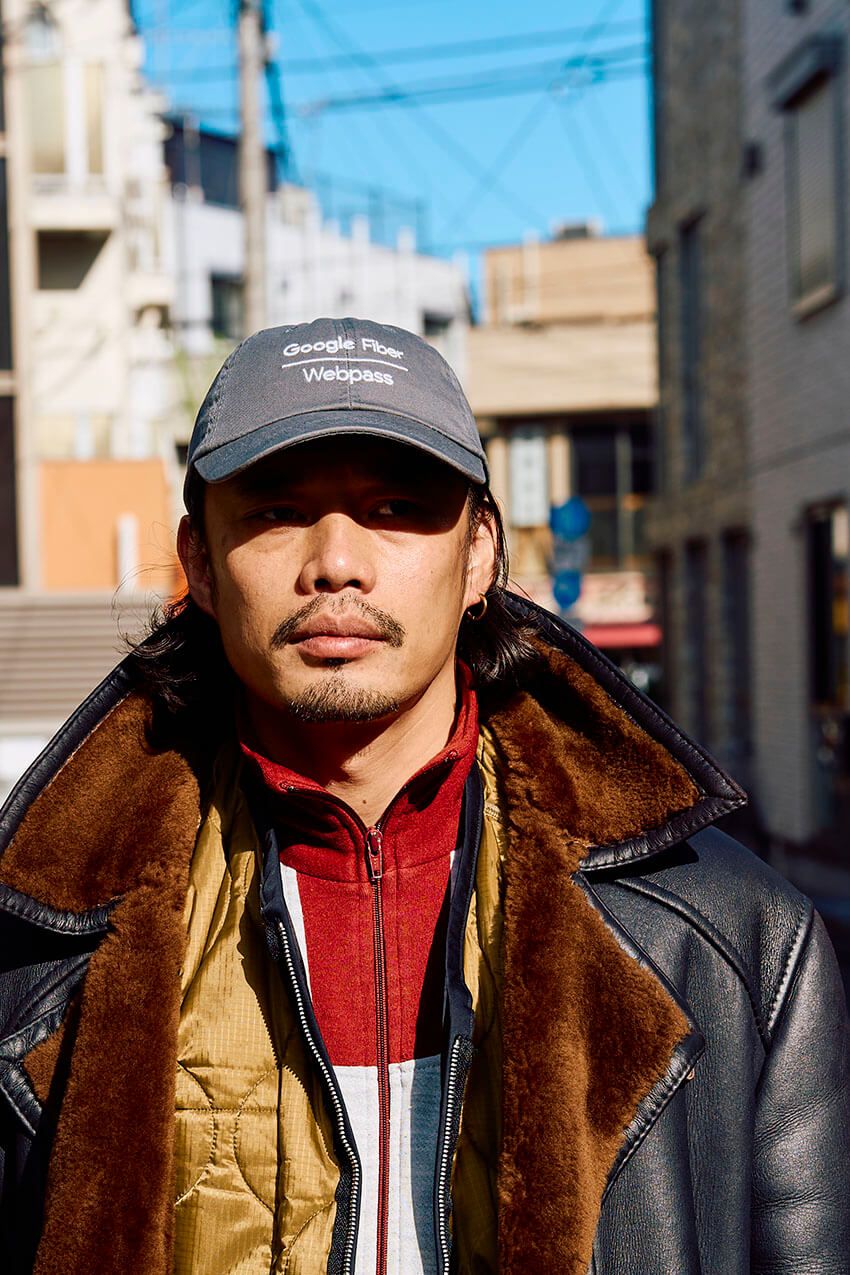 【かっちりアウターが即こなれる】NYカジュアル的“ロングコート × ロゴキャップ”の正解例 - 9枚目の画像