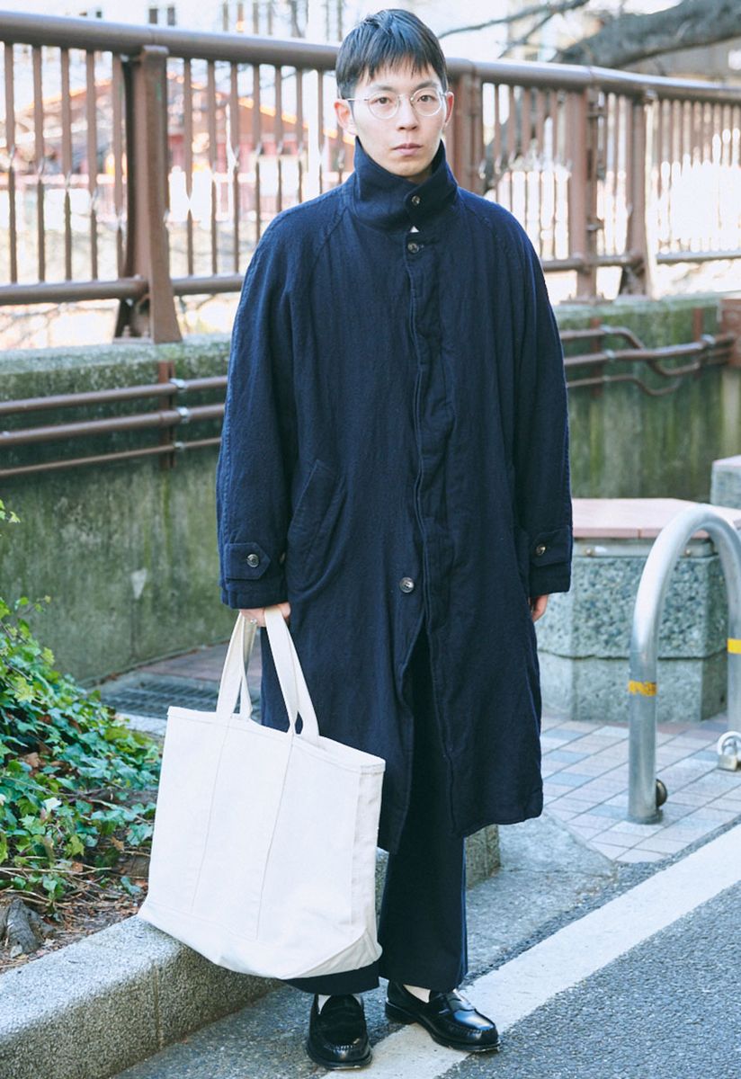 コート＝コムデギャルソンオム　ニット＝ニードルズ　パンツ＝ニート　シューズ＝ジーエイチバス　眼鏡＝オリバーピープルズ　バッグ＝エルエルビーン　腕時計＝アップル　リング＝シャネル