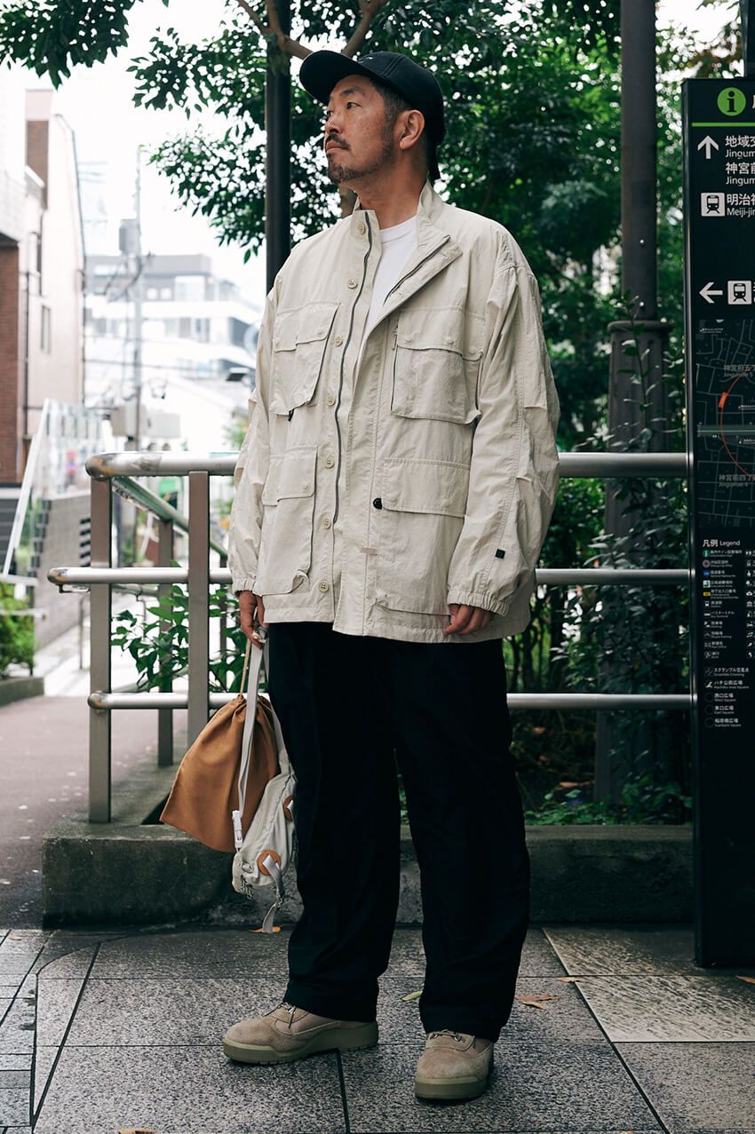 【冬の最強コンビ発見】都会的な黒パンツにダイワ ピア39の“多ポケ”アウターが洒脱な大人3選 - 2枚目の画像