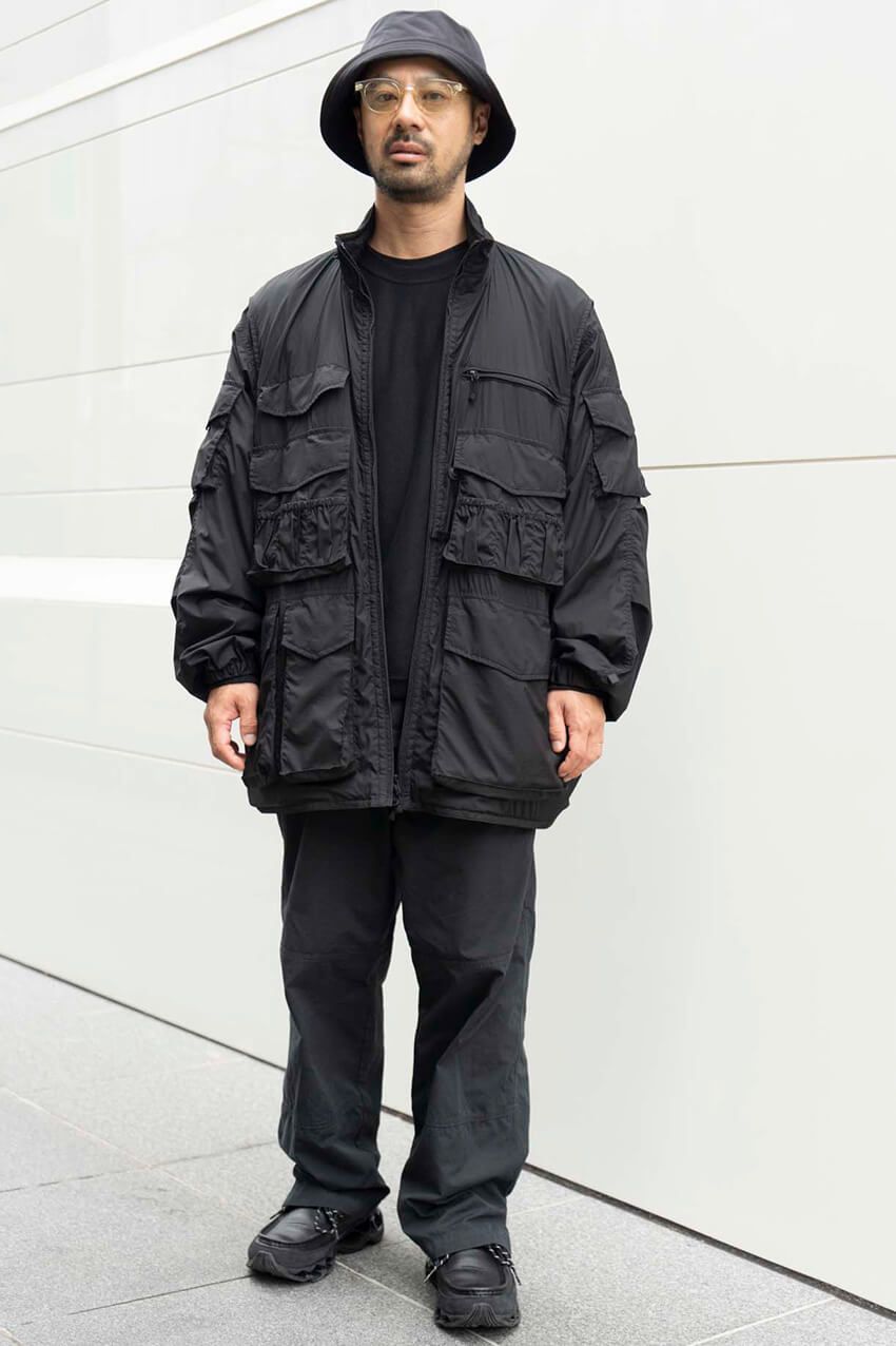 【冬の最強コンビ発見】都会的な黒パンツにダイワ ピア39の“多ポケ”アウターが洒脱な大人3選 - 4枚目の画像