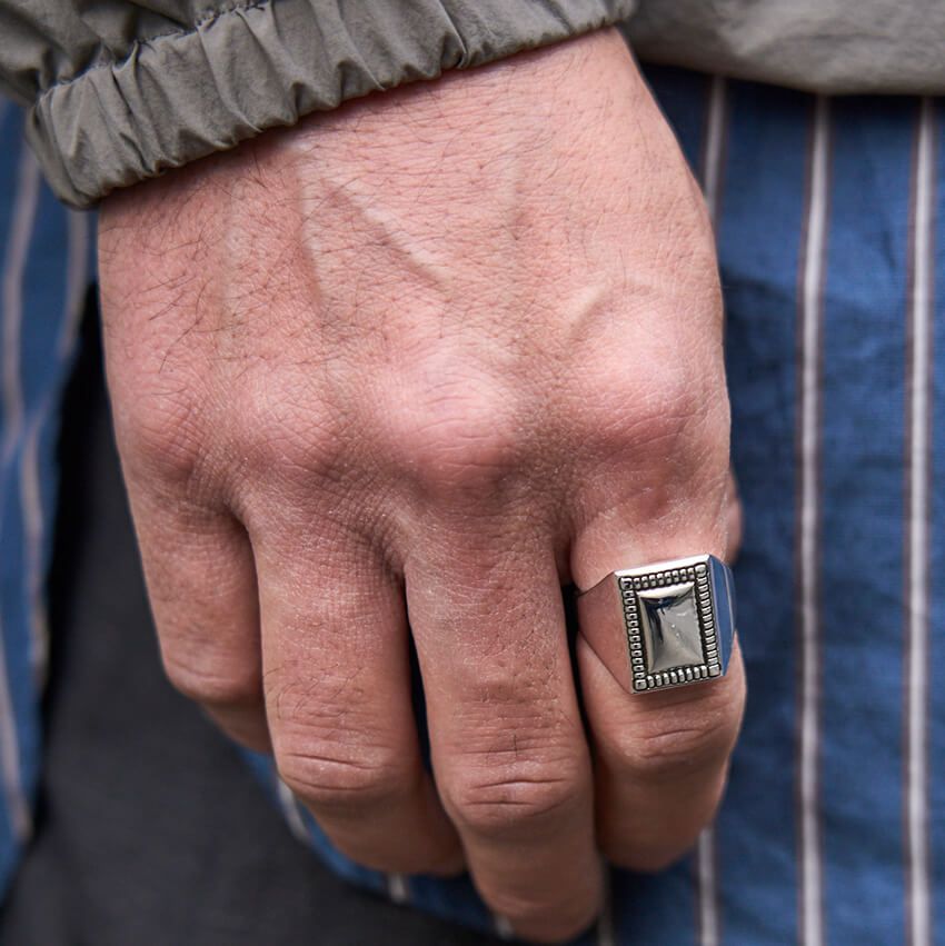 【35歳以上のシャツコーデ】冬も頼りたい“青いストライプ”！レイヤードの成功例3選 - 8枚目の画像