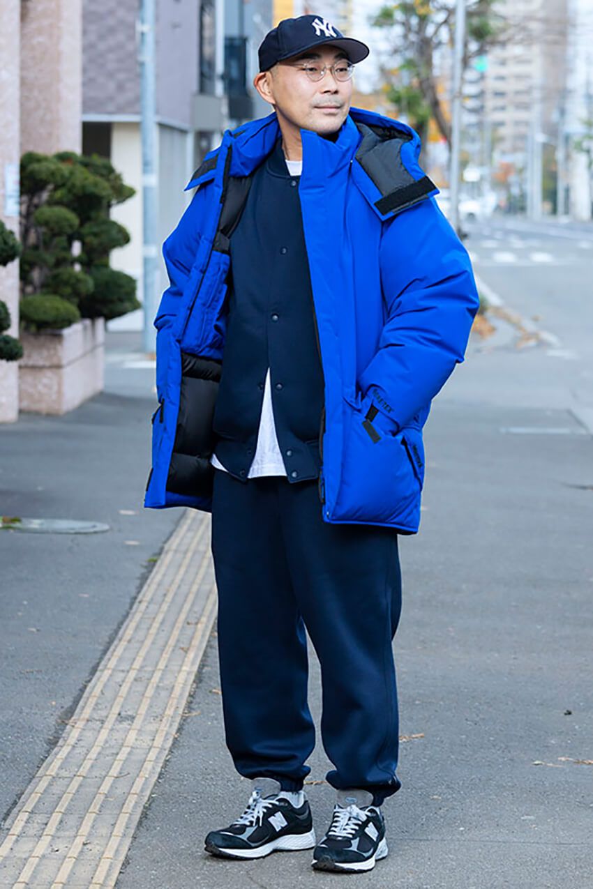 ラクして洒落る「上下スウェット」が増加中！“部屋着感なし”の最旬コーデ3選をスナップで - 1枚目の画像