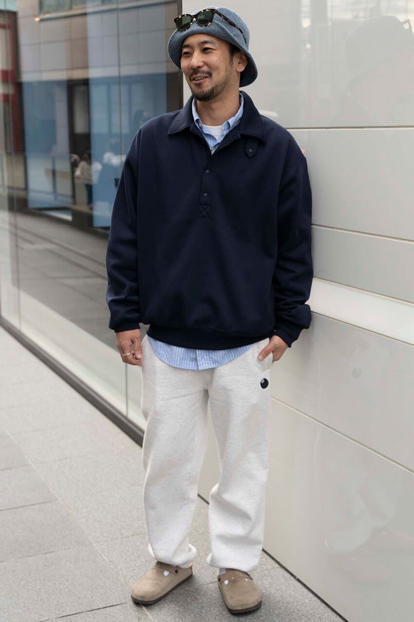 ラクして洒落る「上下スウェット」が増加中！“部屋着感なし”の最旬コーデ3選をスナップで - 4枚目の画像