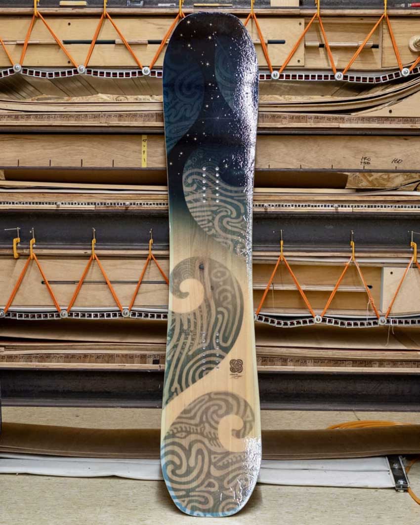スノーボード 木の枝デザイン スノーボーダーであり自伐型林業を行う団体が間伐材からコラボ