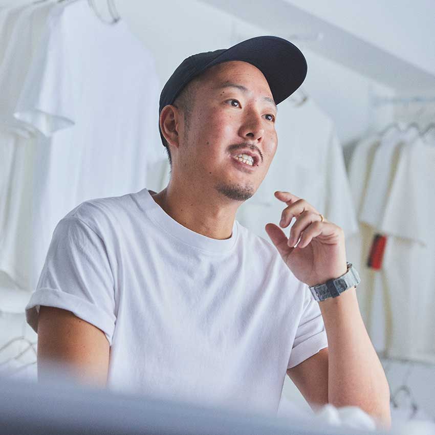 夏目拓也さん●広告代理店にてマーケターとして活躍後、独立し千駄ヶ谷に♯FFFFFFT（シロティ）をオープン。 “白T限定”という独特なコンセプトと世界観が業界内外で注目の的に。現在はラインナップがさらに充実し、稀に展開される企画アイテムも人気を博している。