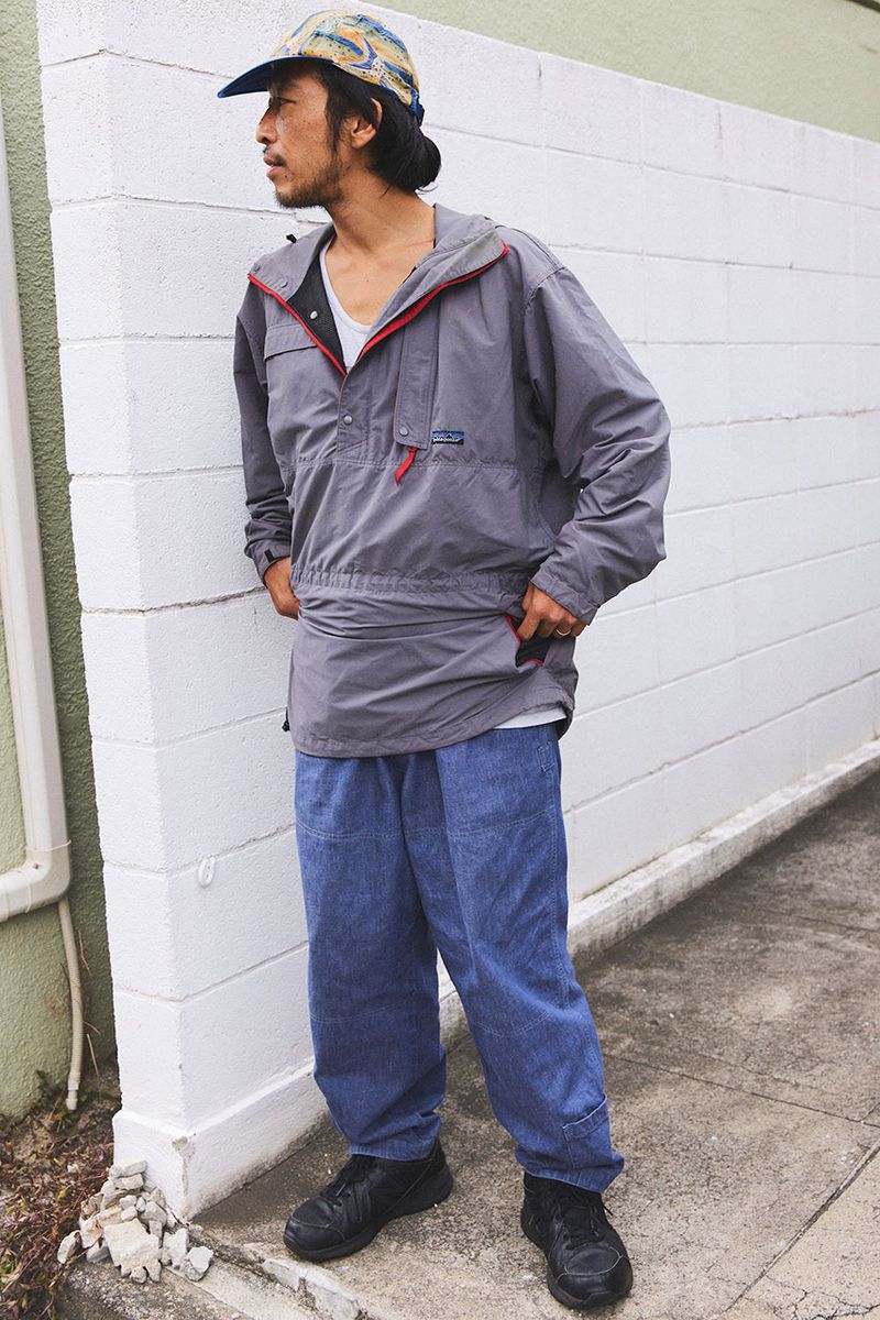 アノラック、キャップ＝ともにパタゴニア、デニム＝リーバイス、シューズ＝ナイキ 