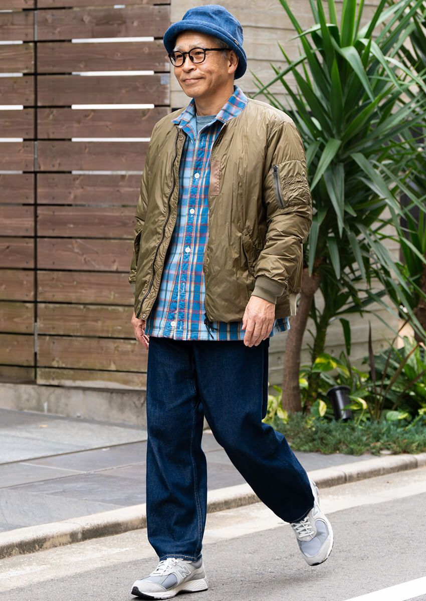 ジャケット＝ビームスライツ × タイオン　シャツ、カットソー＝ともにグッドオン　デニム、キャップ＝ともにゴーヘンプ　スニーカー＝ニューバランス　メガネ＝メガネ市場　腕時計＝アップル
