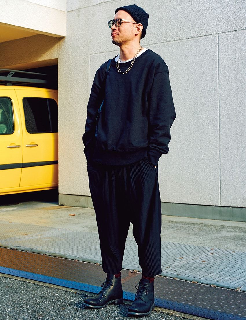スウェット、ネックレス=ともにミル パンツ=オム プリッセ イッセイ ミヤケ ブーツ=ポルタユ 帽子=古着 メガネ=ジンズ バッグ=ドリス ヴァン ノッテン