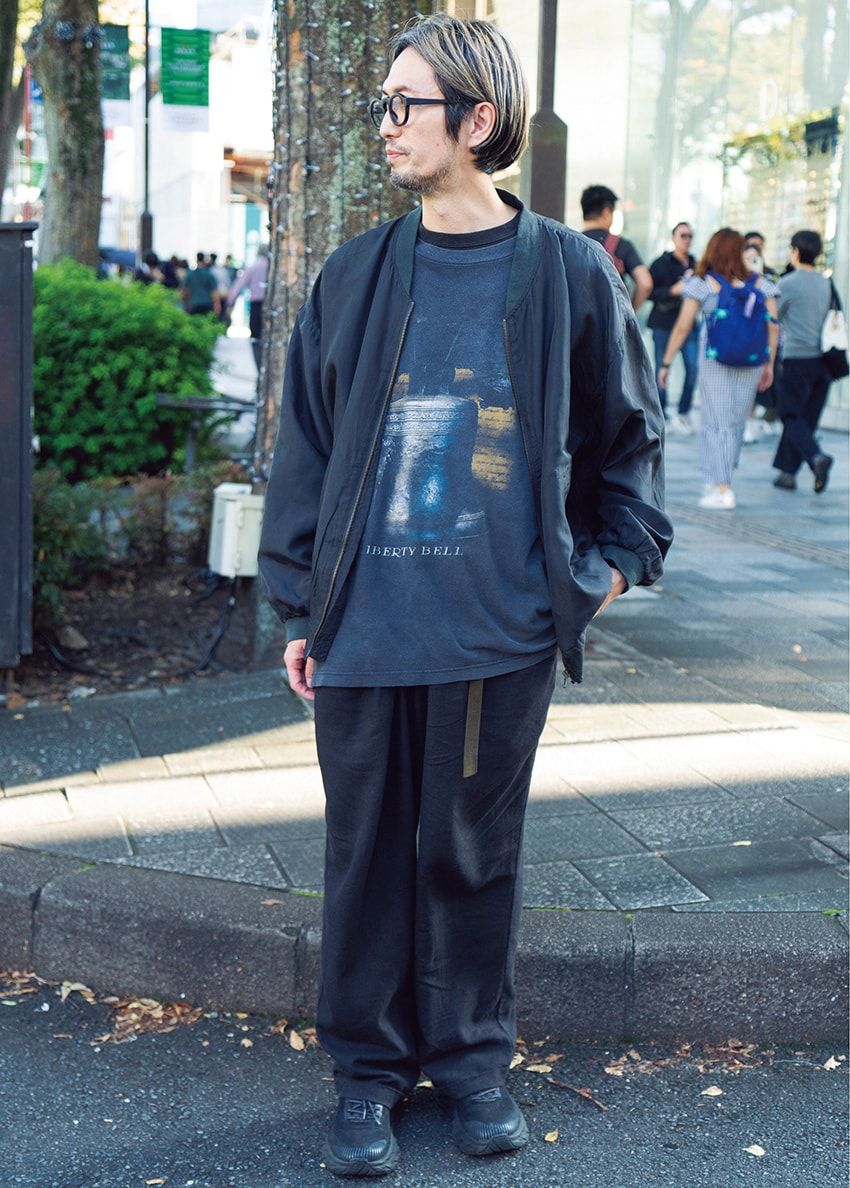 ジャケット、Tシャツ、パンツ=すべて古着 スニーカー=ホカ メガネ=ジャックデュラン