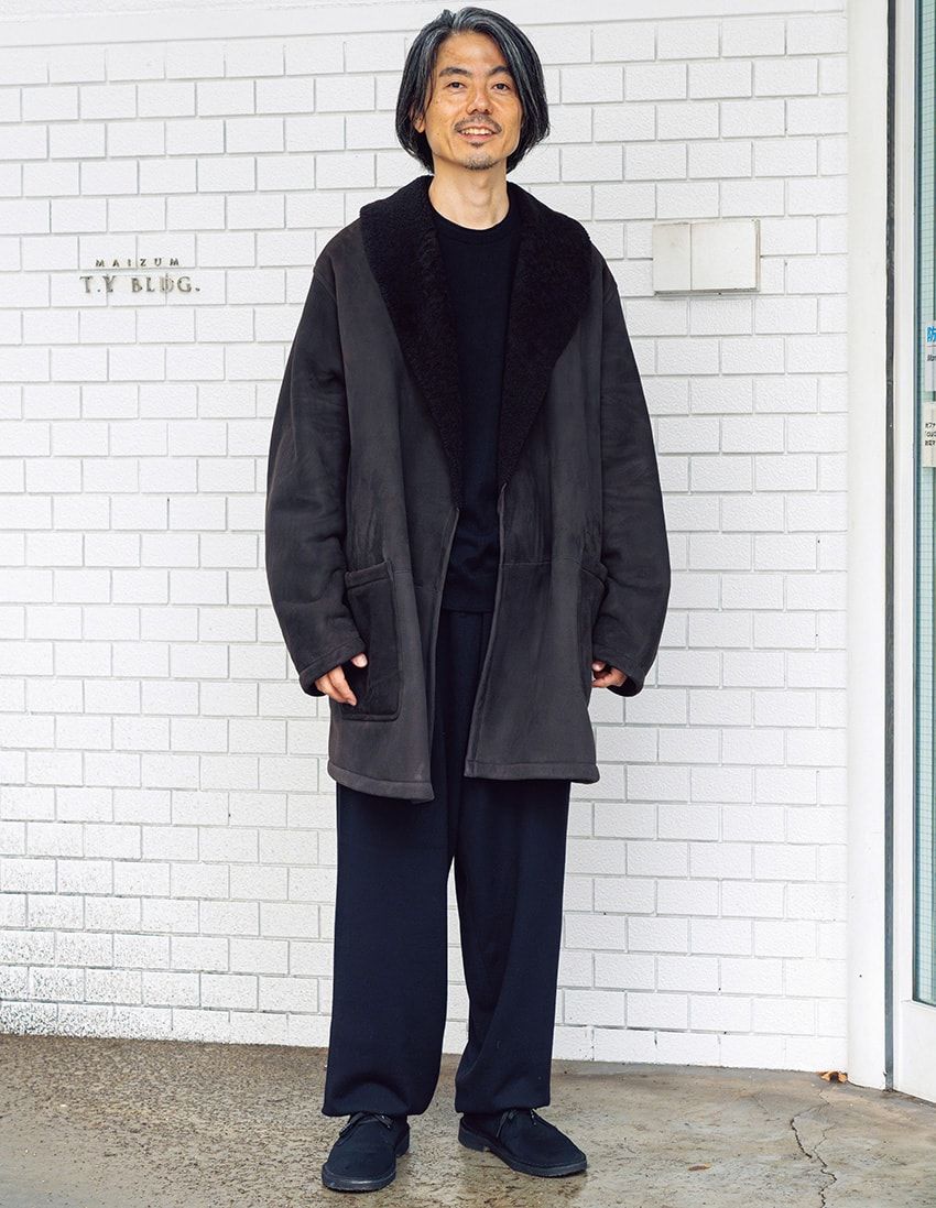 コート、パンツ=ともにコモリ ニット=コモリ × スコットアンド チャーターズ ブーツ=クラークス オリジナルズ 腕時計=ロレックス