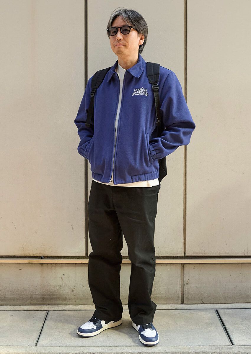 スニーカー＝ナイキ　ジャケット＝ファッキング オーサム　Tシャツ＝ラッセルアスレティック　パンツ＝セントマイケル　サングラス＝金子眼鏡　バッグ＝コム デ ギャルソン　腕時計＝ロレックス