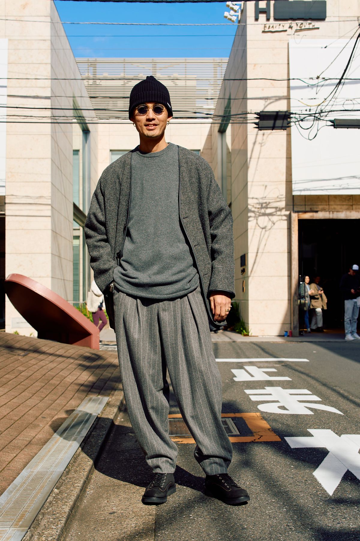 ニット＝エクストリーム カシミア　パンツ＝コム デ ギャルソン・オム プリュス　ジャケット＝OAMC  ブーツ＝レッドウィング　帽子＝シュプリーム　サングラス＝アイヴァン 7285　