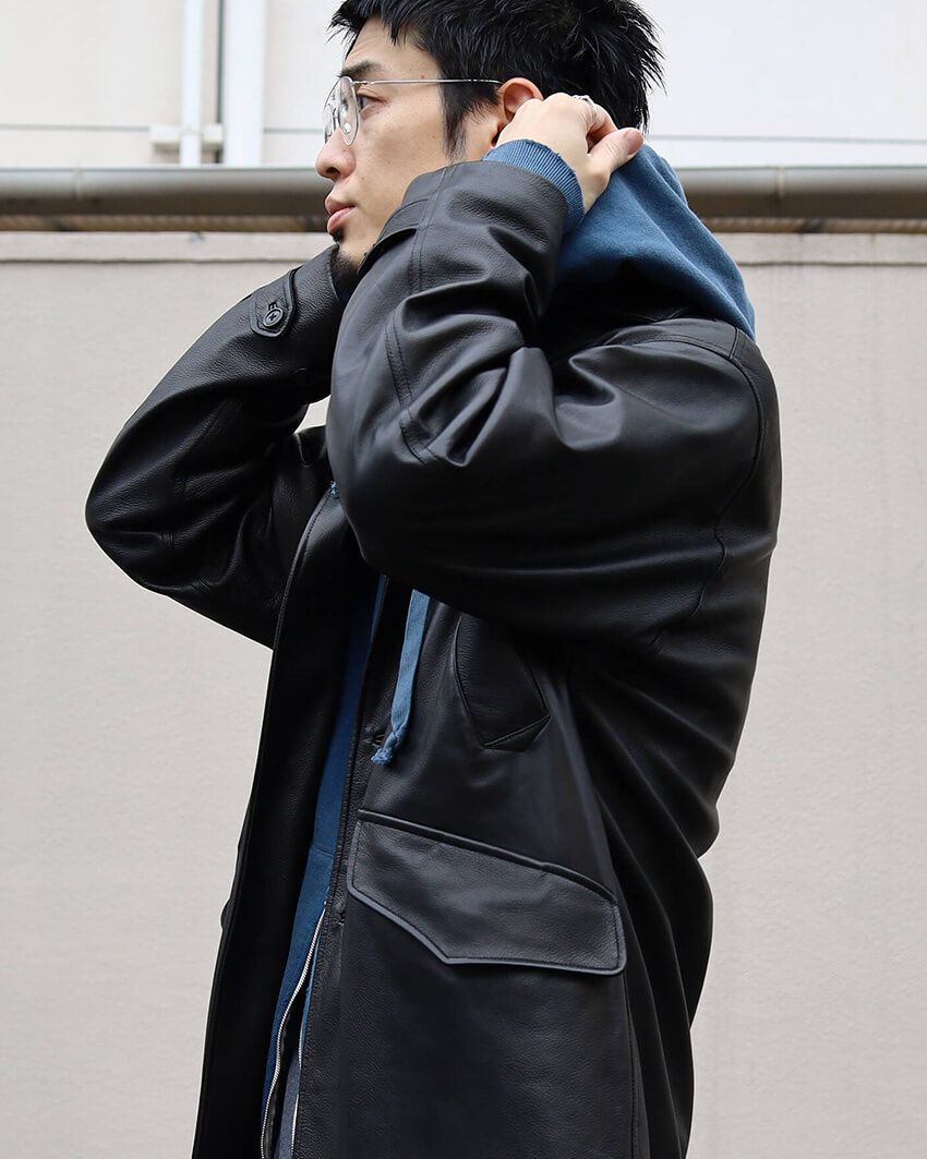 武骨すぎない“レザージャケット”の取り入れ方。街角で見つけた、自由で軽快な好サンプル3選 - 4枚目の画像