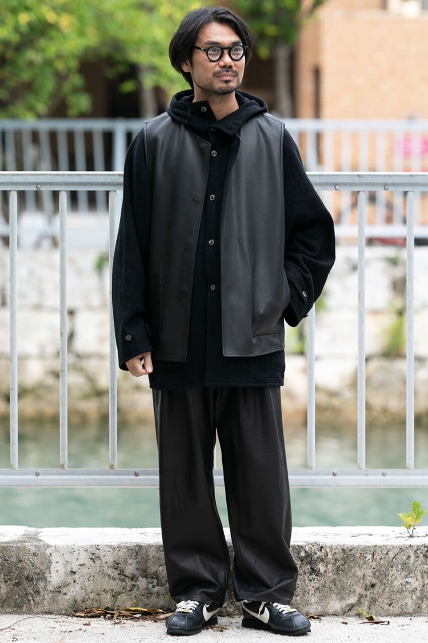 武骨すぎない“レザージャケット”の取り入れ方。街角で見つけた、自由で軽快な好サンプル3選 - 2枚目の画像