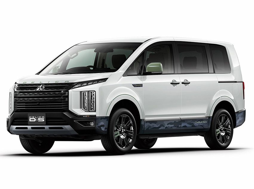専用ボディカラーや特別装備を纏った「シャモニー」。撥水機能付きのシートやスキッドプレート、デカールがあしらわれたアウトドアアクティビティをより楽しむための特別仕様車。従来の7人乗り仕様に加え、8人乗り仕様が新たに設定。全長4800✕全幅1795✕全高1875mm、最低地上高185mm、燃費12.6km/L（WLTCモード） 491万6670円　※写真・価格は「シャモニー」コンプリートパッケージ装着車。
