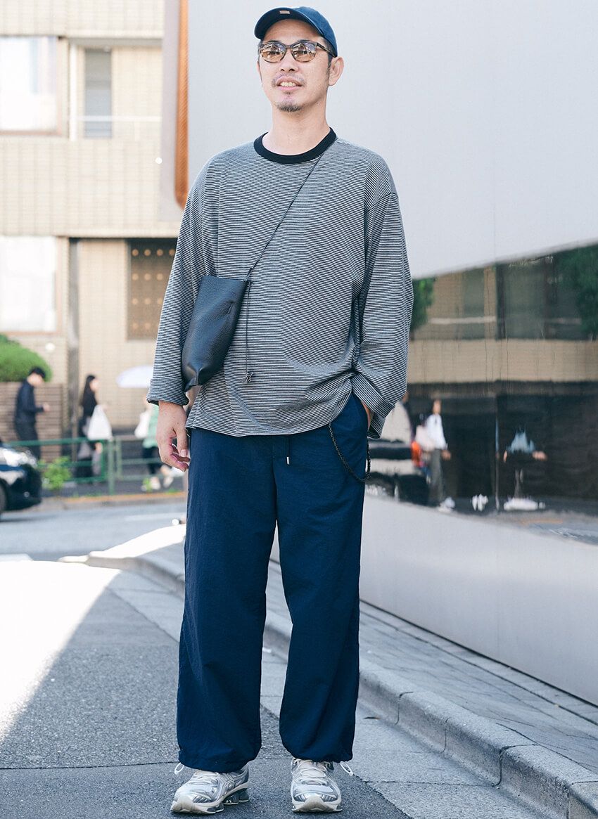 ダル着にならない“シャカパン”はネイビーに限る！カジュアル＆キレイめもイケる、街角の好サンプル - 1枚目の画像