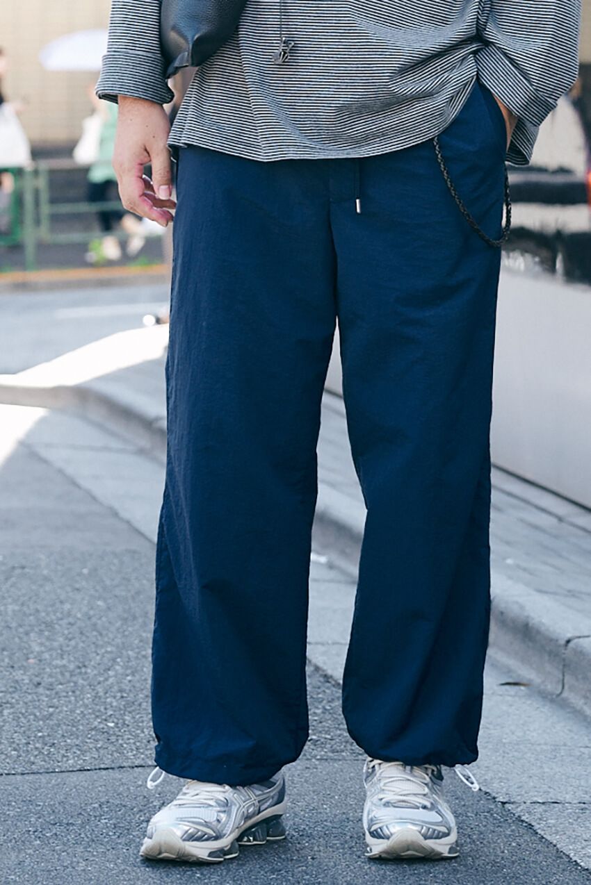 ダル着にならない“シャカパン”はネイビーに限る！カジュアル＆キレイめもイケる、街角の好サンプル - 3枚目の画像