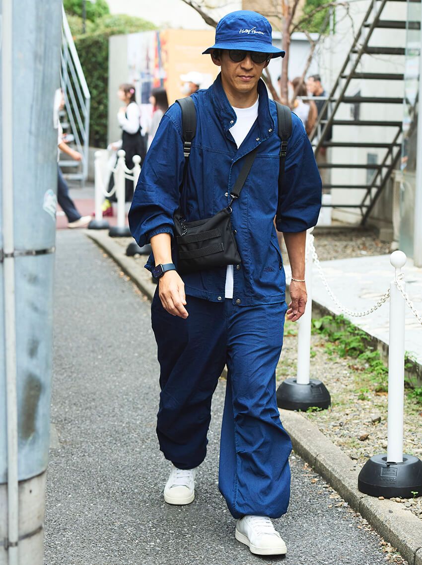 ダル着にならない“シャカパン”はネイビーに限る！カジュアル＆キレイめもイケる、街角の好サンプル - 5枚目の画像