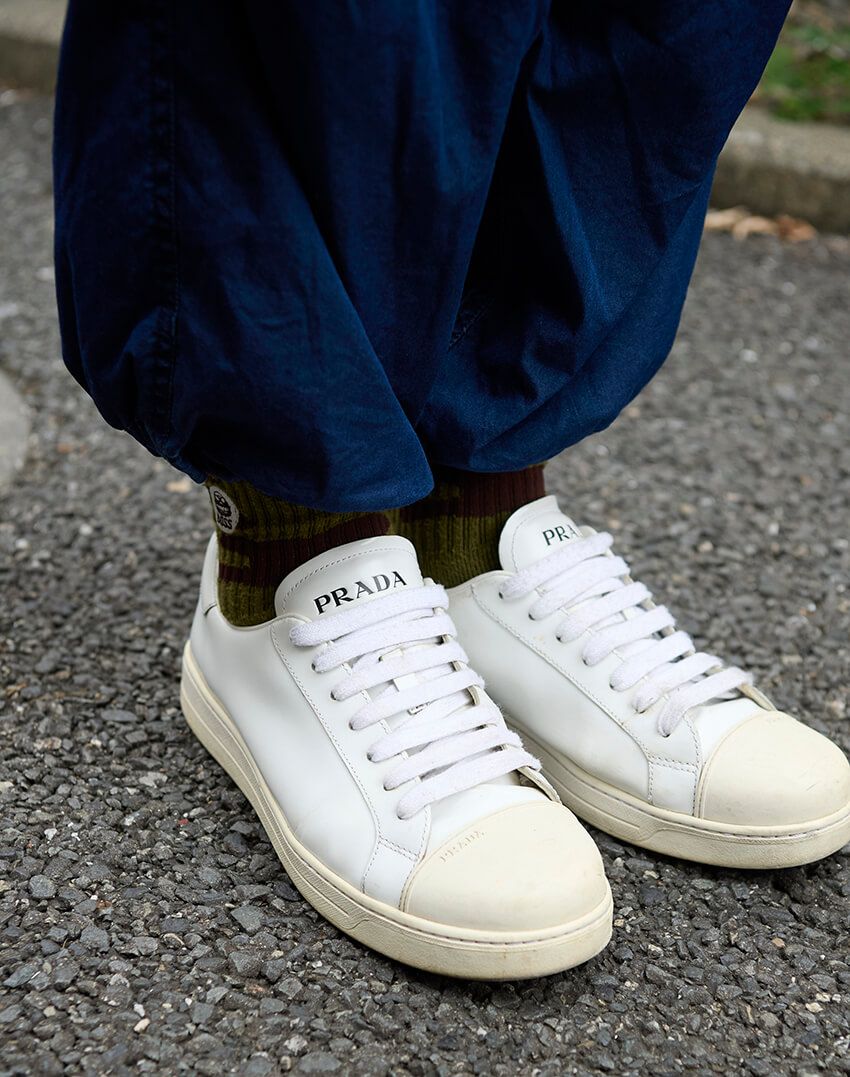 ダル着にならない“シャカパン”はネイビーに限る！カジュアル＆キレイめもイケる、街角の好サンプル - 6枚目の画像