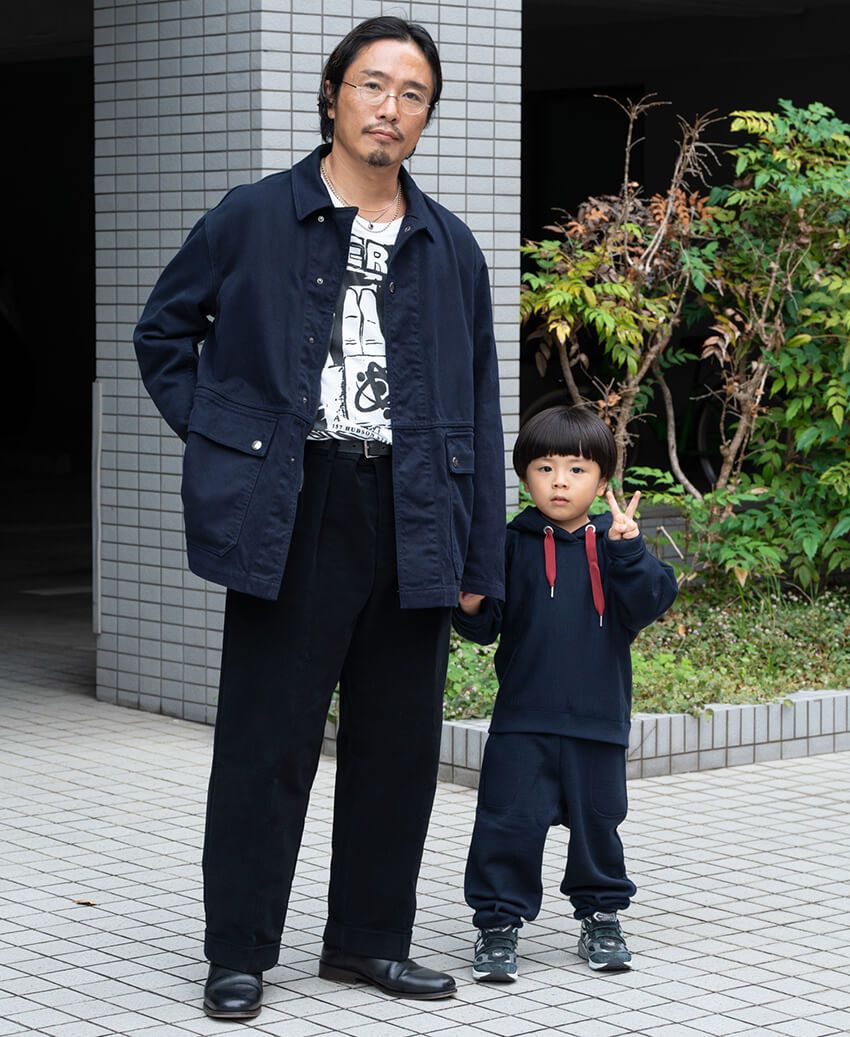 Tシャツ＝古着　ジャケット、パンツ＝ともにザ ロウ　靴＝ルメール　眼鏡＝金子眼鏡