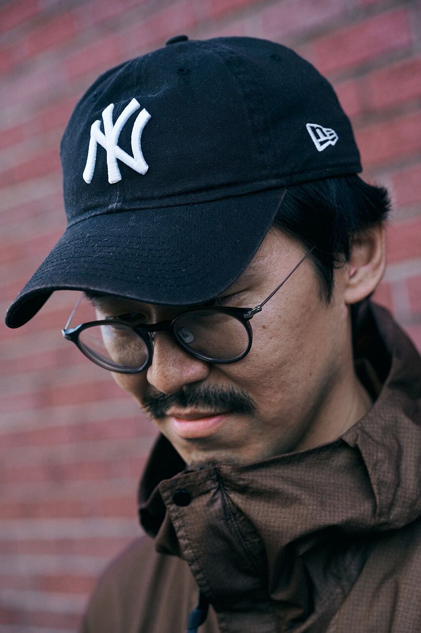 「ニューエラ」の象徴、“NYロゴ”。どんなデザインを、どう被る？ 今季トレンドをスナップで - 3枚目の画像