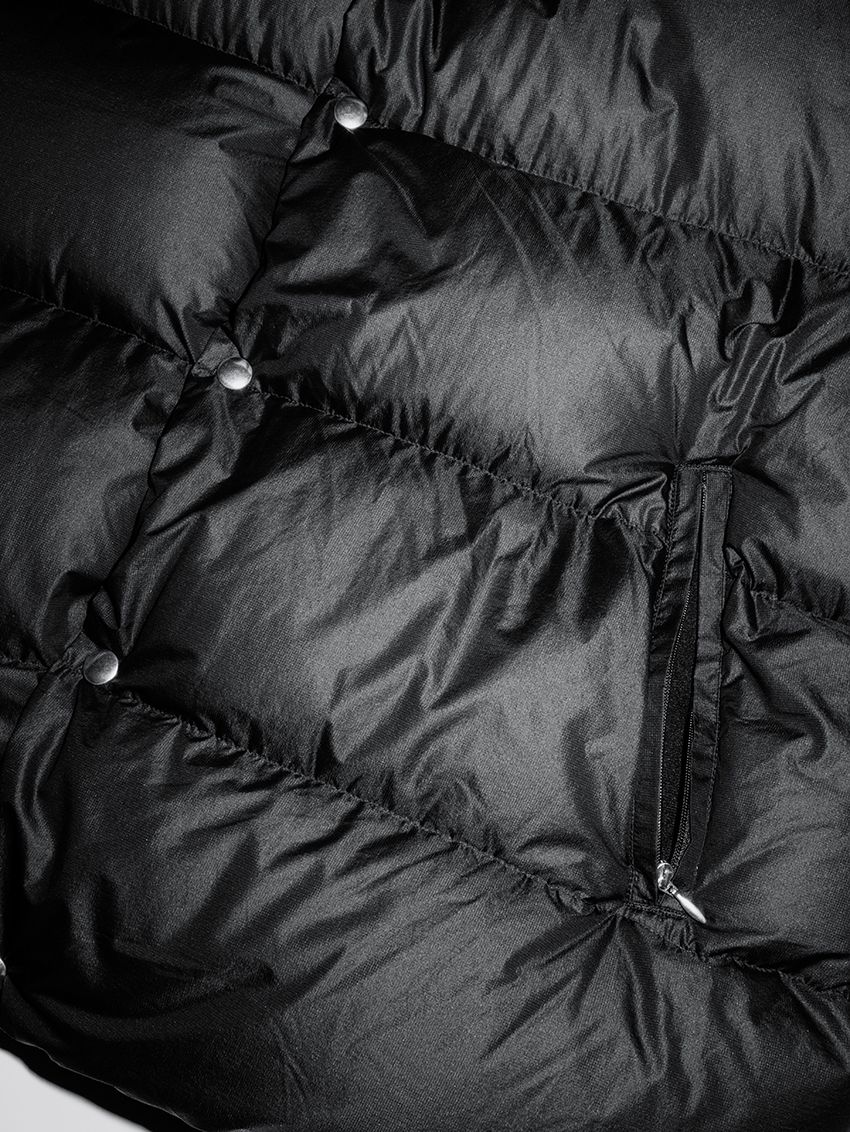 アウターはブラック派！別注ミリタリー、コモリのダウン……カメラマンの現場を支える愛用品3選 - 6枚目の画像