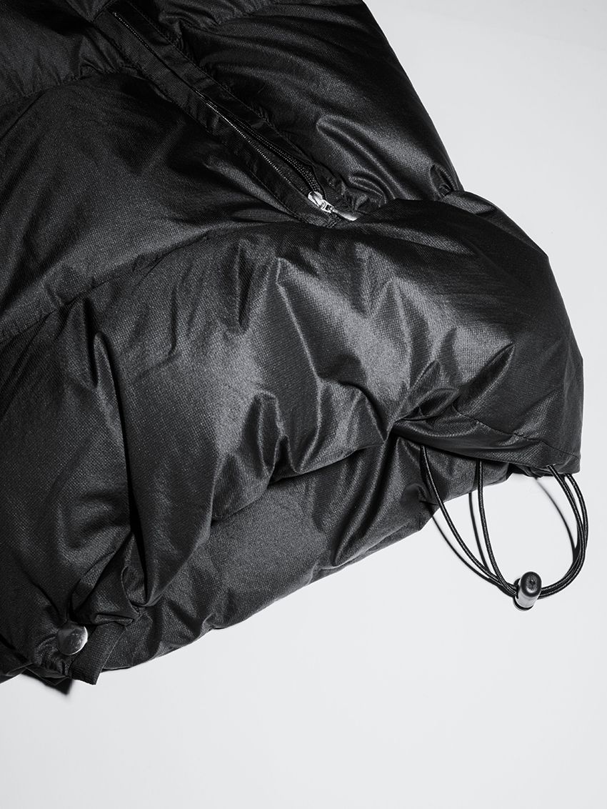 アウターはブラック派！別注ミリタリー、コモリのダウン……カメラマンの現場を支える愛用品3選 - 7枚目の画像