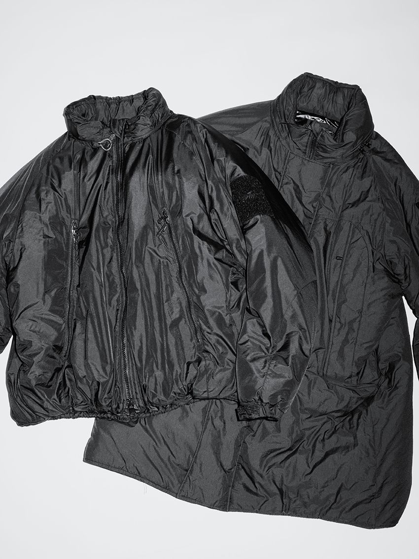 アウターはブラック派！別注ミリタリー、コモリのダウン……カメラマンの現場を支える愛用品3選 - 4枚目の画像