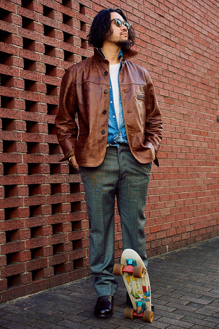 レイヤードで魅せる冬の「デニムシャツ」コーデ！ “味わい”と“軽快感”を取り入れた街角の3人 - 2枚目の画像