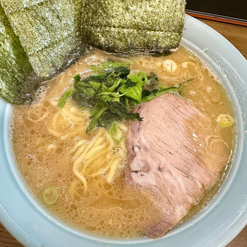 上星川「寿々喜家」。横浜家系総本山「吉村家」の2号店として創業し、独立した「本牧家」にルーツを持つ。