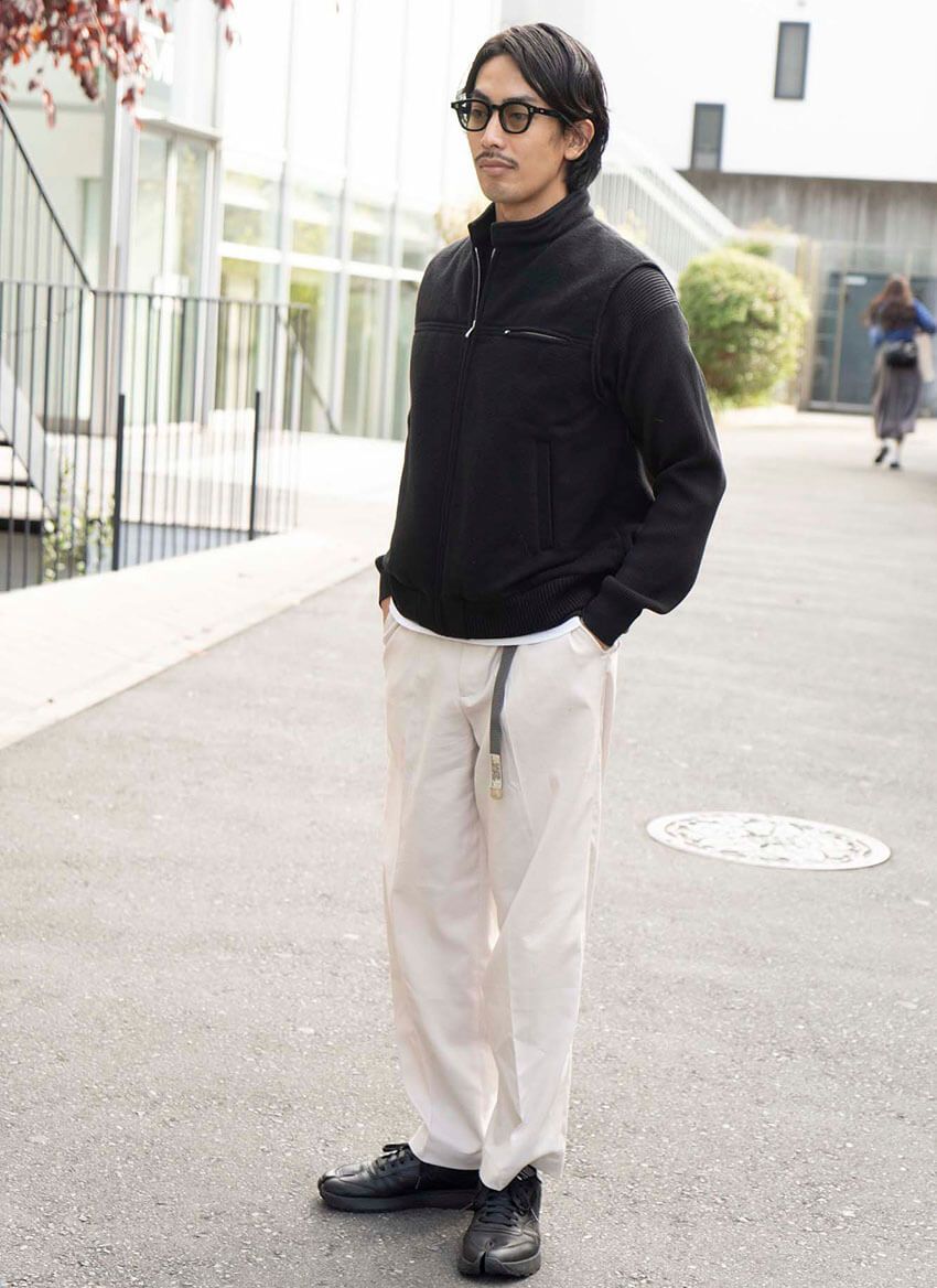 リング＝ともにトムウッド　ベスト、カットソー＝ともにオーラリー　パンツ、眼鏡＝ともにソーリーアブートレグプログラム　スニーカー＝メゾン マルジェラ × リーボック