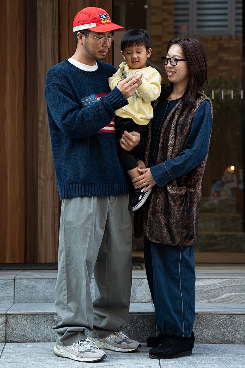 コーデを確実にまとめる「グレーNB」×「グレーパンツ」の“色合わせ”！実例を街角スナップで - 2枚目の画像