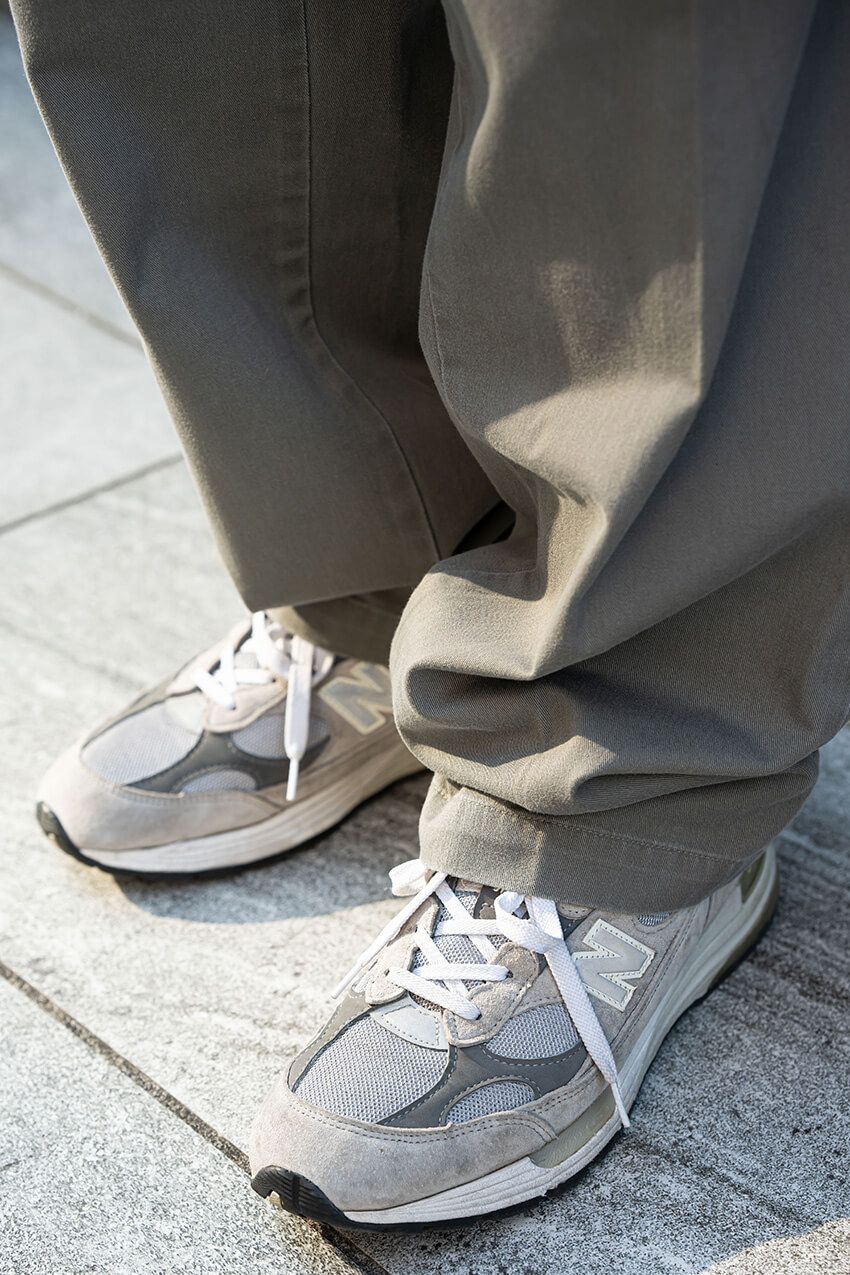コーデを確実にまとめる「グレーNB」×「グレーパンツ」の“色合わせ”！実例を街角スナップで - 3枚目の画像