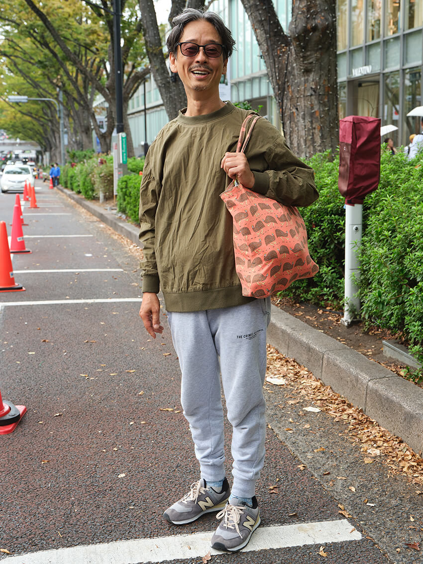 コーデを確実にまとめる「グレーNB」×「グレーパンツ」の“色