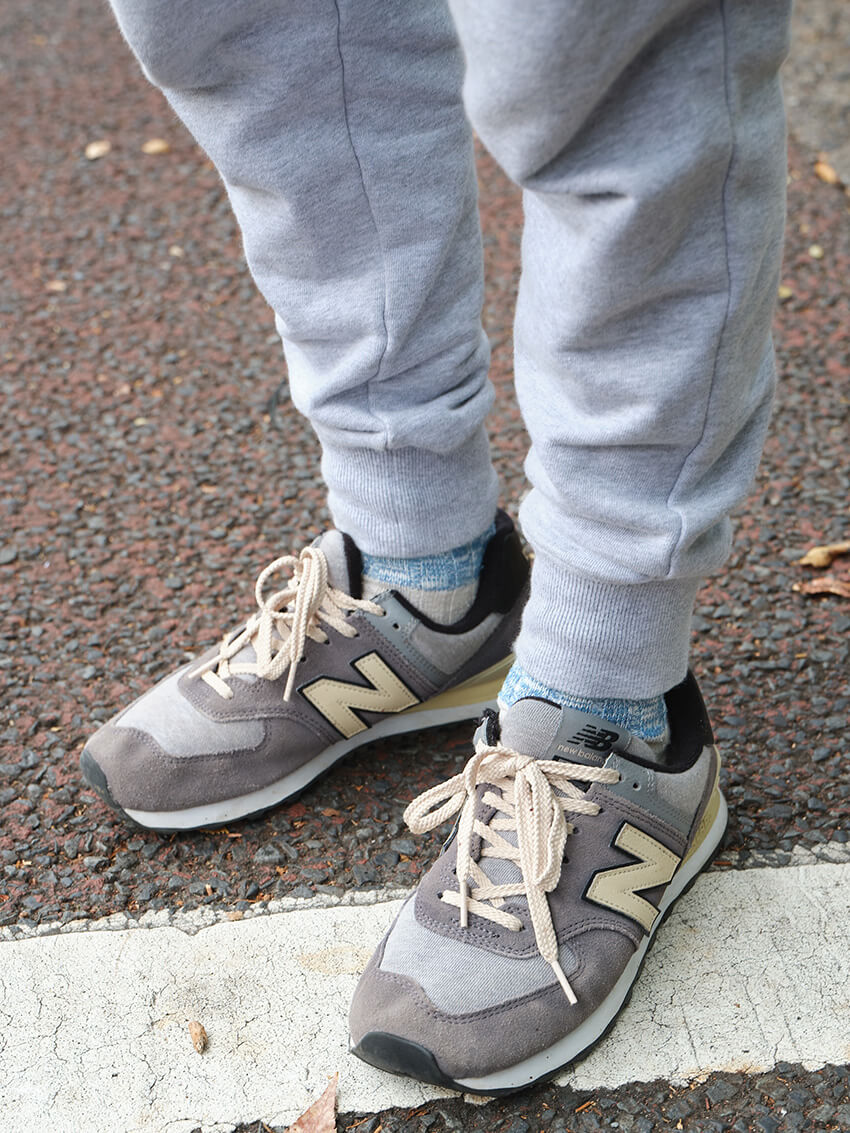 New Balance グレー パンツ コーデを確実にまとめる「グレーNB」×「グレーパンツ」の“色